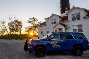 chevrolet tahoe azul policia michigan sol
