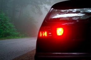 carro estrada noite farol alto neblina portal 1