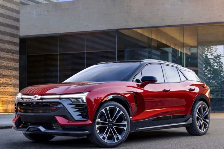 chevrolet blazer ev ss vermelho frente com casa moderna ao fundo