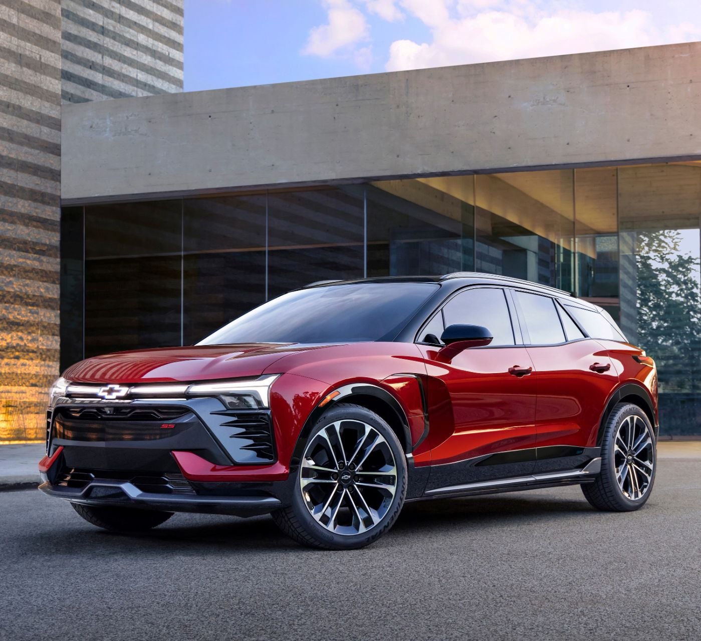 chevrolet blazer ev ss vermelho frente com casa moderna ao fundo carro elétrico