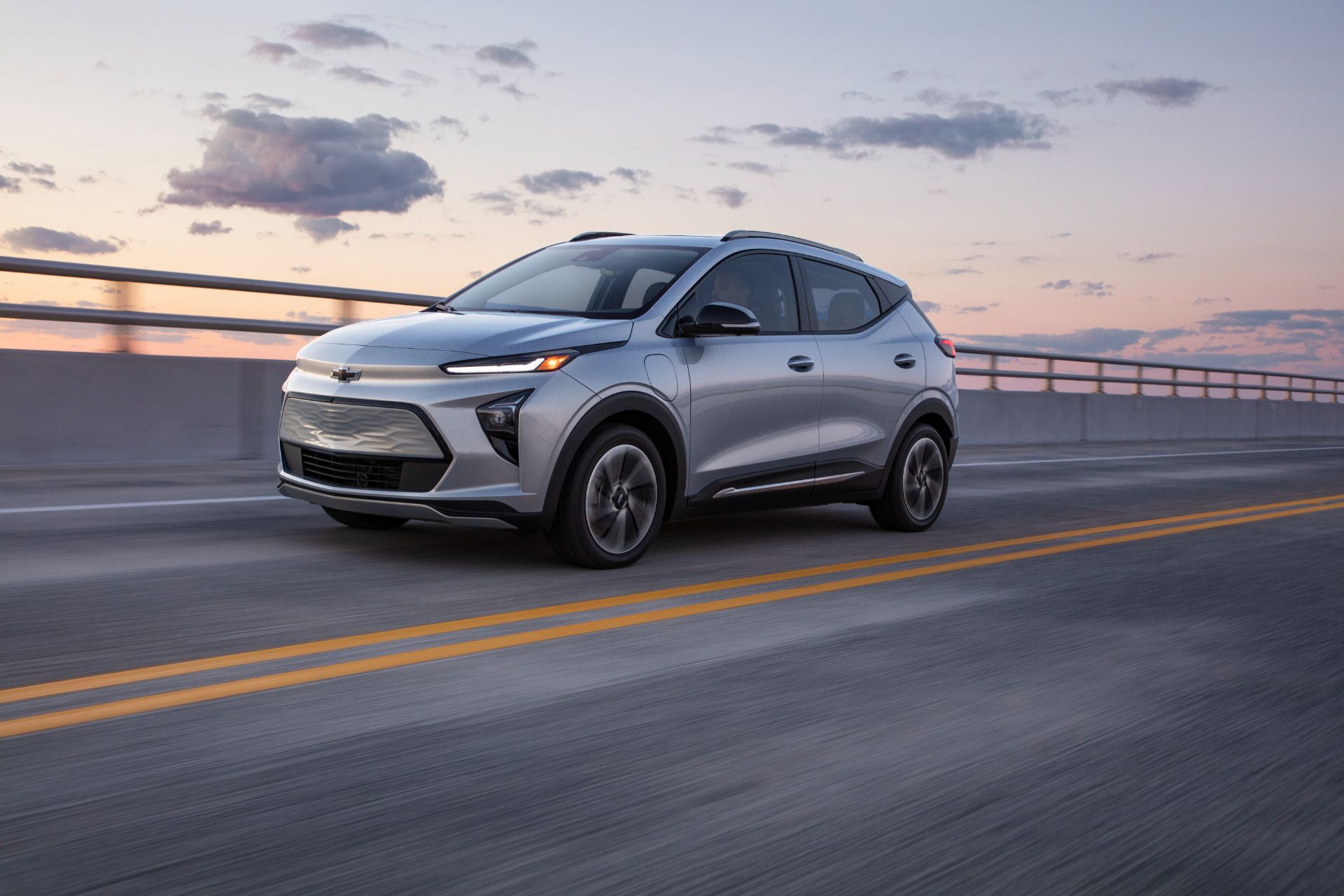 chevrolet bolt euv prata frente em movimento pista de testes