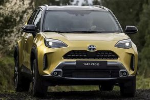 toyota yaris cross dourado frente floresta ao fundo