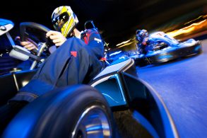 shutterstock kart indoor foto noturna em movimento com longa exposicao