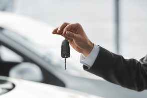 carro assinatura homem segurando chave do carro ap