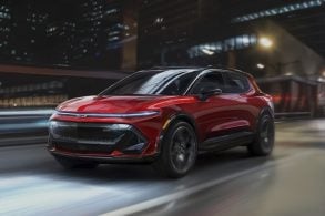 carro elétrico chevrolet equinox vermelho 2023 frente estrada