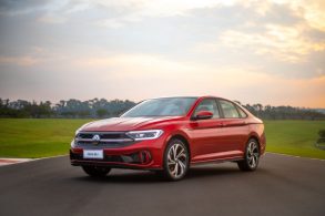 volkswagen jetta gli 2022 vermelho frente parado em autodromo