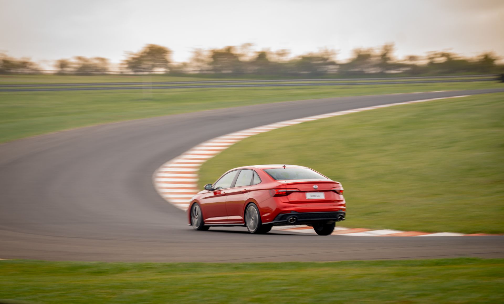 volkswagen jetta gli 2022 vermelho traseira correndo em autodromo