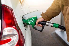 shutterstock renault sandero sendo abastecido com biocombustivel vindo de uma bomba verde