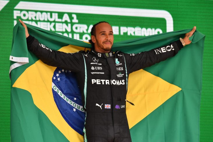 lewis hamilton comemora vitoria gp sao paulo bandeira brasil