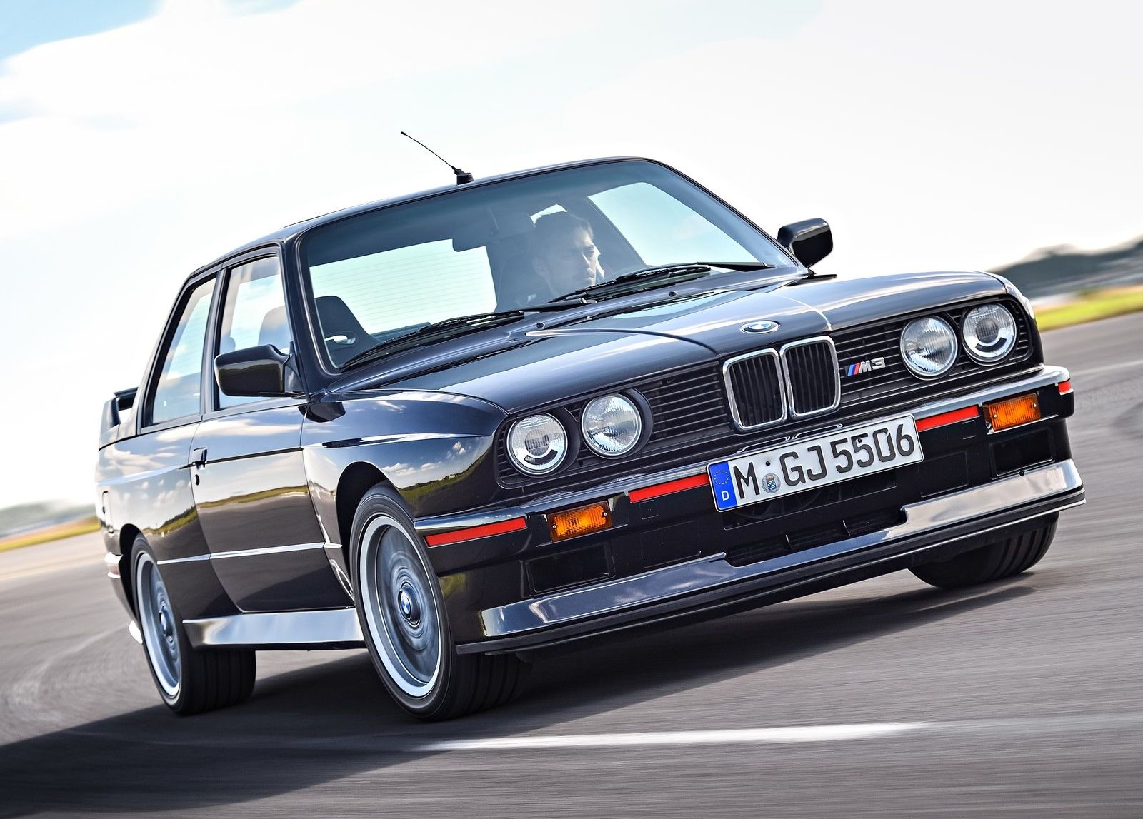 bmw m3 e30 sport evolution preto em movimento