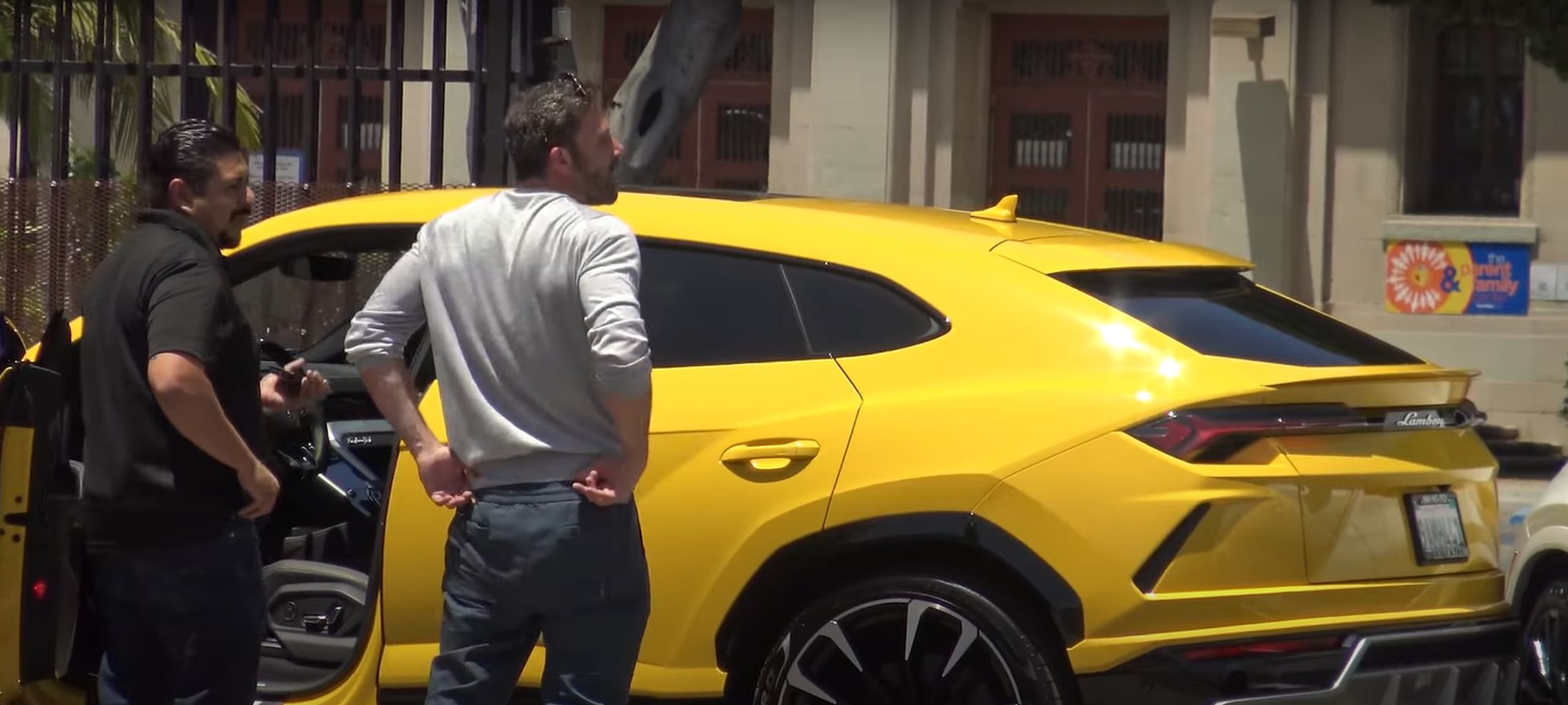 Filho de Ben Affleck bate Lamborghini Urus em X6