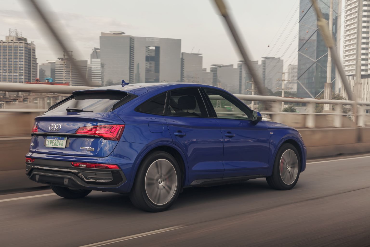 audi q5 sportback hibirido 2023 traseira em movimento