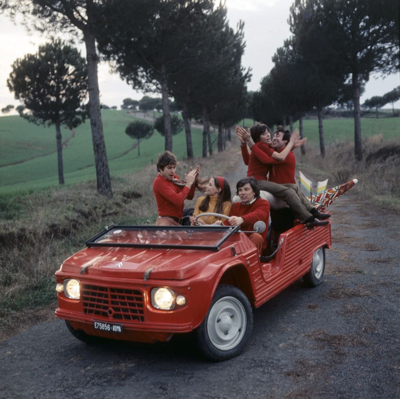 citroen_mehari-vermelho-frente-parado-com-jovens.jpeg