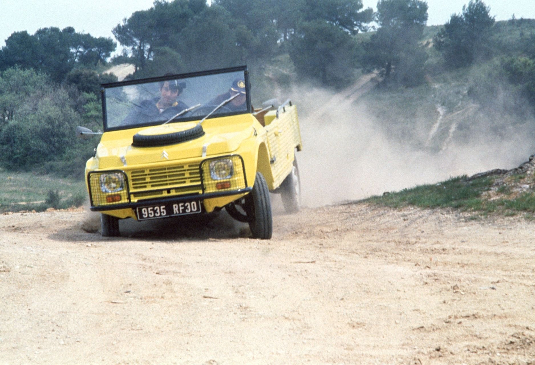 citroen_mehari_4x4-amarelo-frente-fazendo-curva-em-estrada-de-terra.jpeg