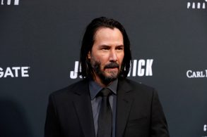 shutterstock keanu reeves vestindo terno preto em estreia de john wick