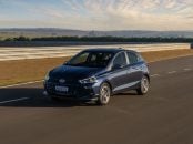 novo hb20 2023 azul movimento teste frente lado direito