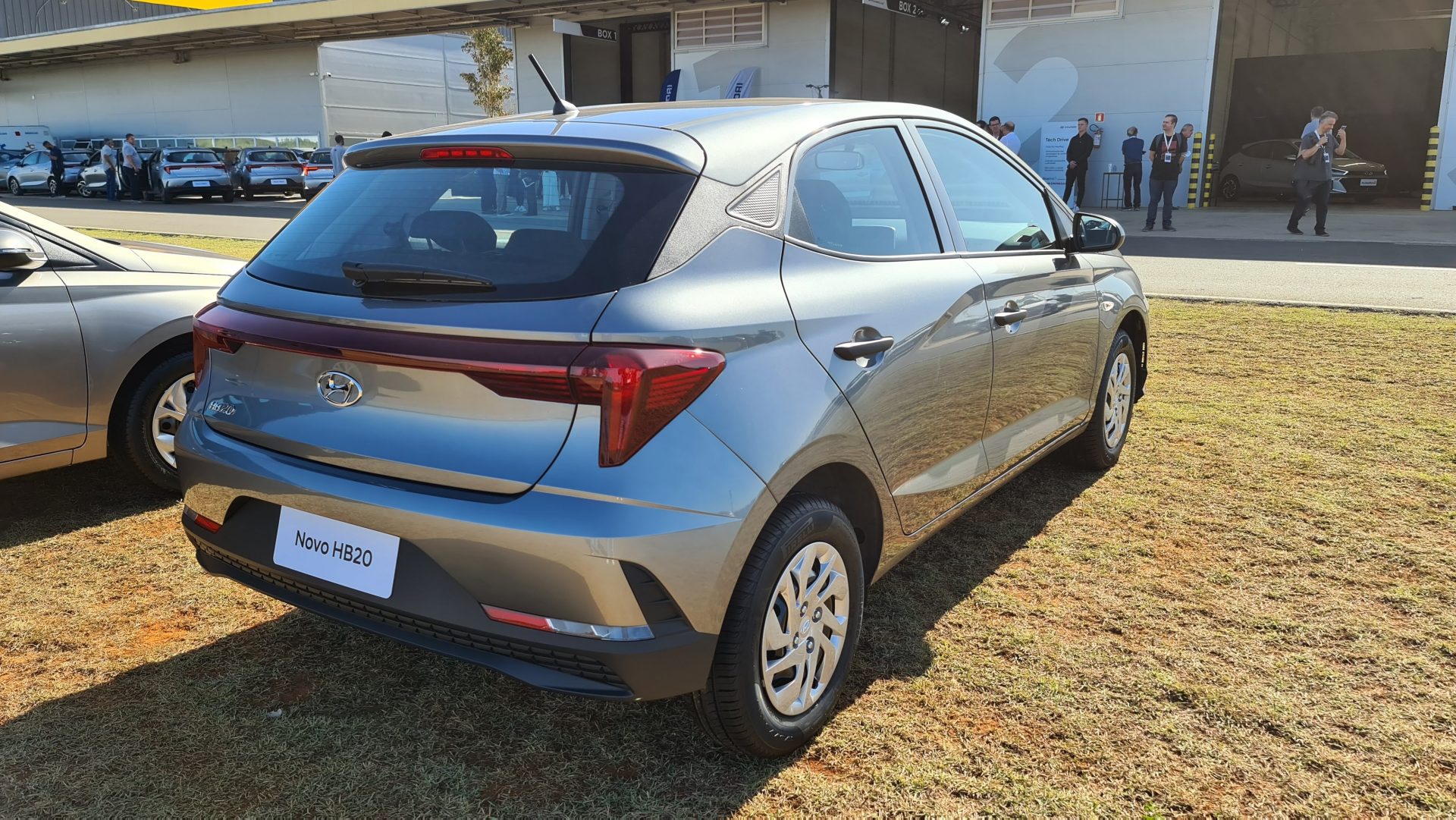 hyundai hb20 sense 2023 prata traseira