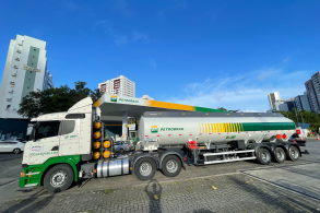 caminhao petrobras abastecido com gnv