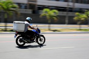 shutterstock moto com bau para carcar em movimento