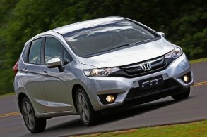 honda fit 2015 prata frente em movimento rodovia simples