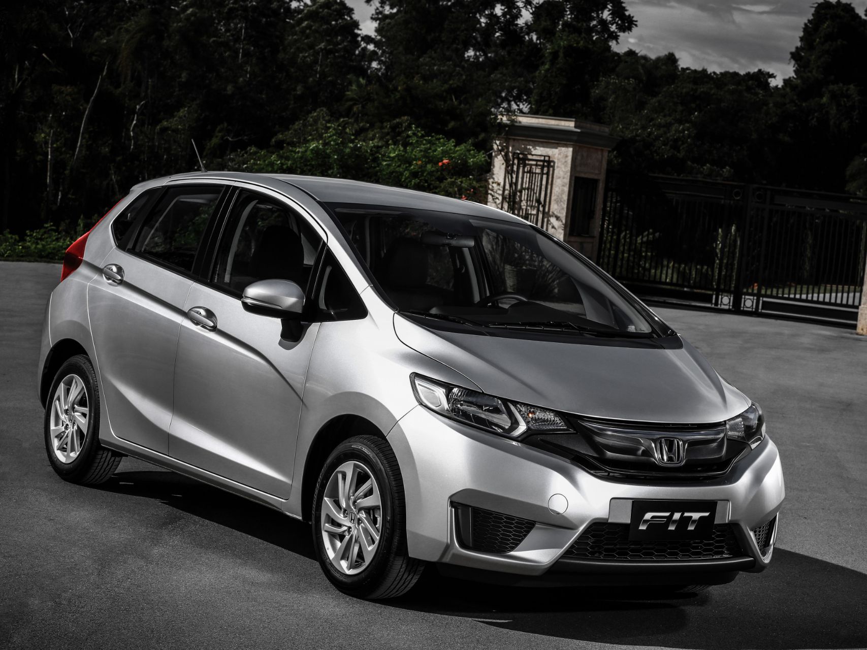 honda fit 2015 prata frente parado em frente a portao