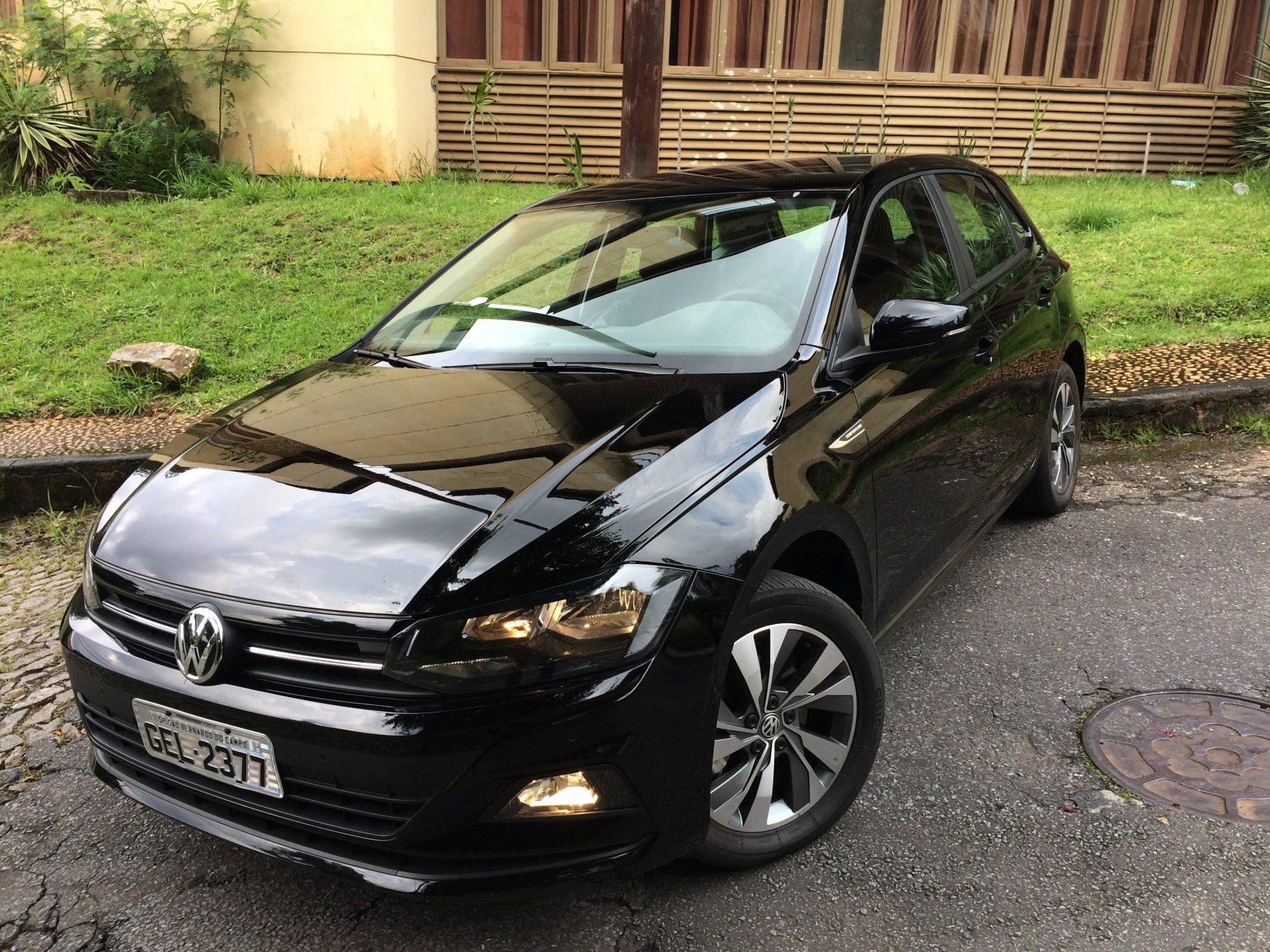 volkswagen polo comfortline 200tsi preto tres quartos