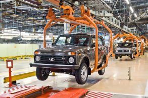 lada niva cinza sendo produzido na fabrica de togliatti na russia