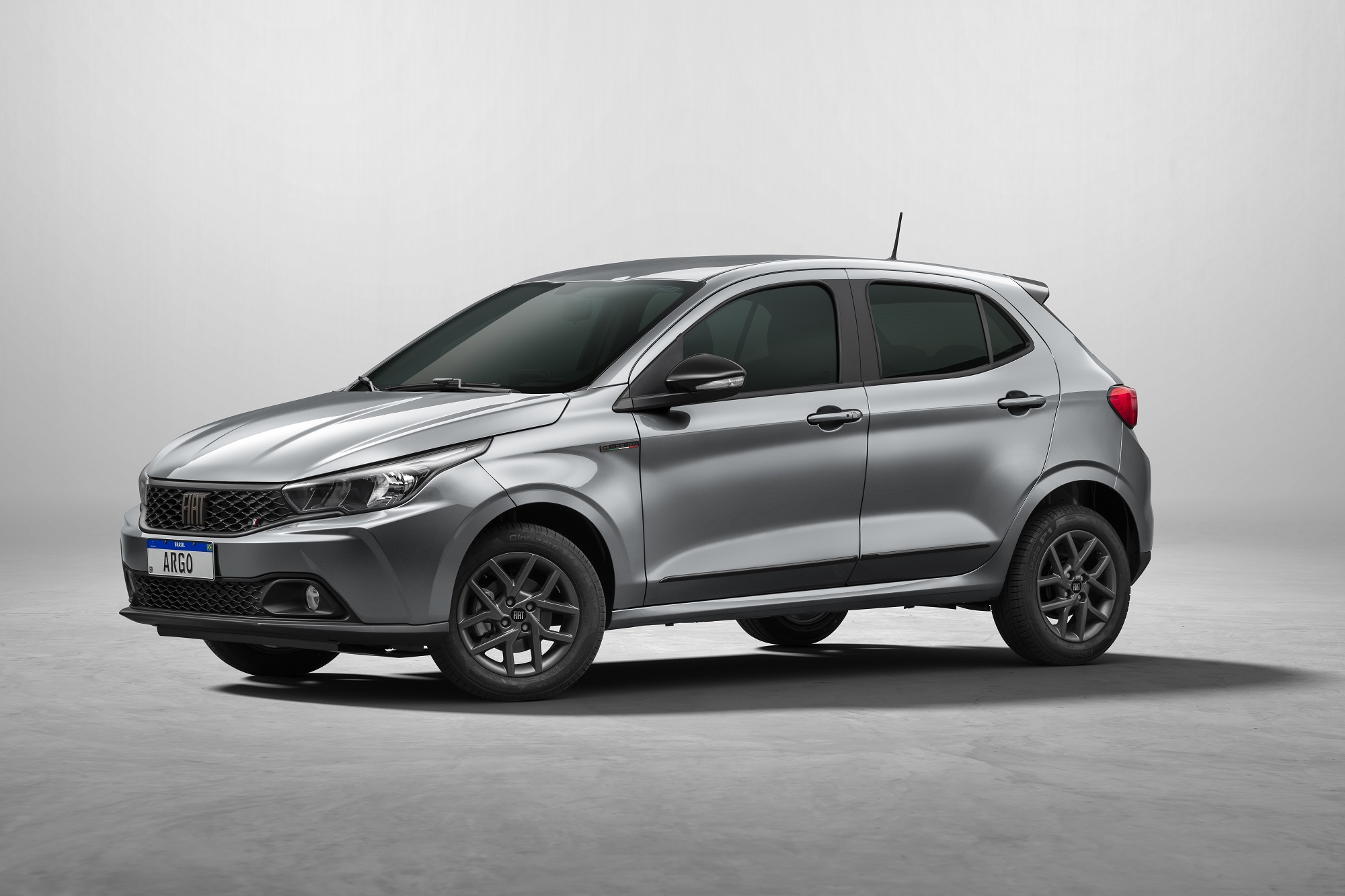 fiat argo drive 1 0 s design 2023 cinza frente parado em estudio