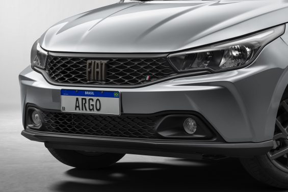 fiat argo drive 1 0 s design 2023 cinza detalhe frente para choque novo parado em estudio