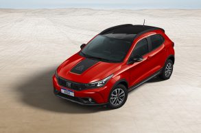 fiat argo trekking 1 3 2023 vermelho frente visto de cima parado em estudio