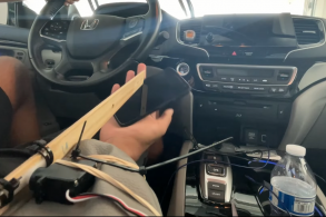robo bate motorista usa celular volante