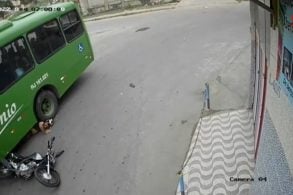 capacete acidente onubus motociclista