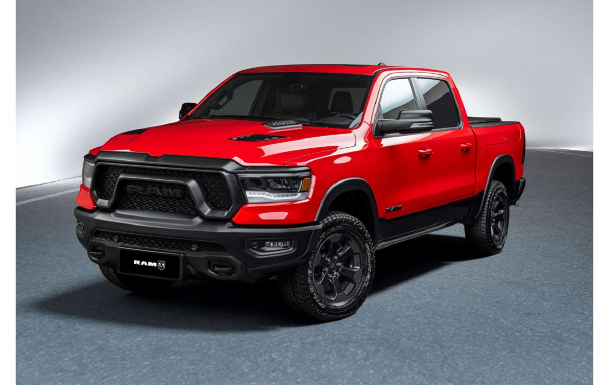 ram 1500 vermelha vista frente lateral