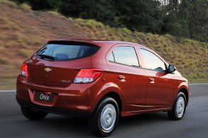 chevrolet onix lt 2014 na rodovia