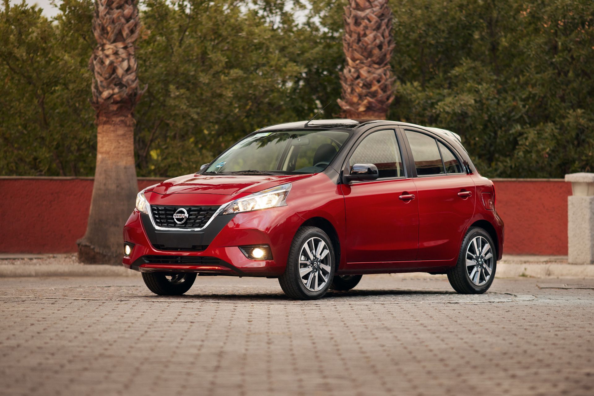 nissan march 2022 colombiano vermelho frente