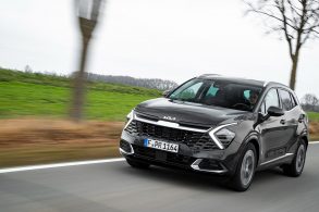 kia sportage mhev 2022 verde frente em movimento rodovia 2