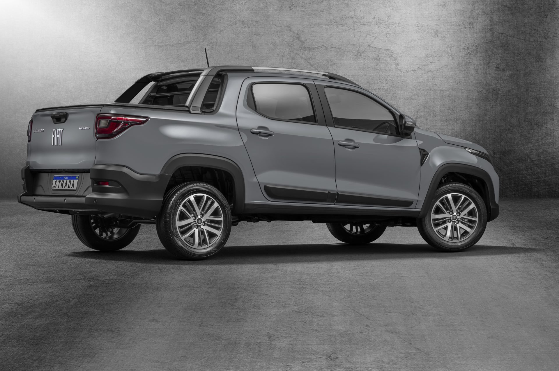 fiat strada volcano 2023 cinza traseira