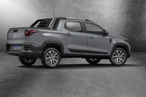 fiat strada volcano 2023 cinza traseira