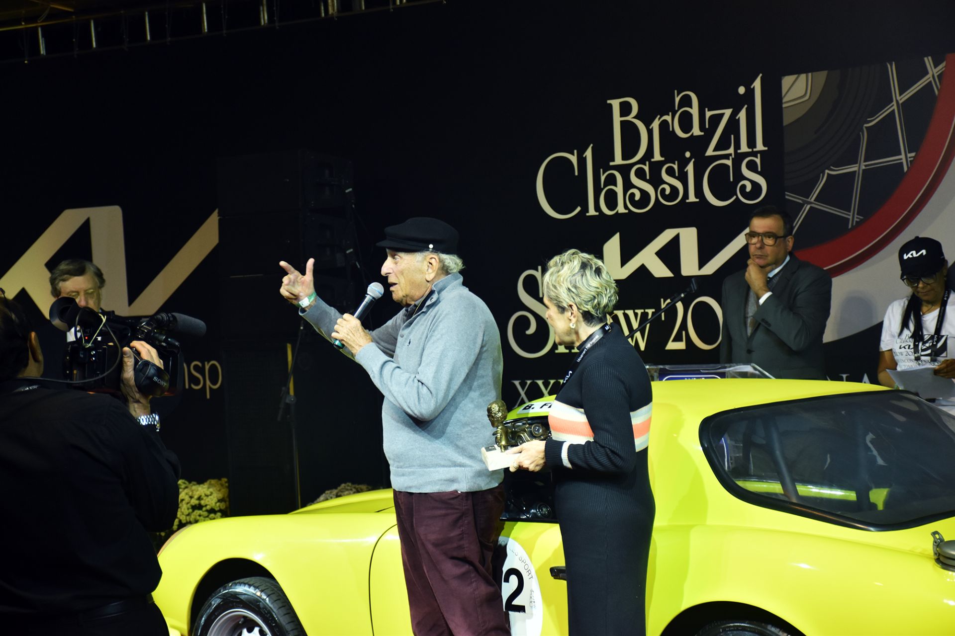 boris feldman recebendo premio no brazil classcis kia show 2022