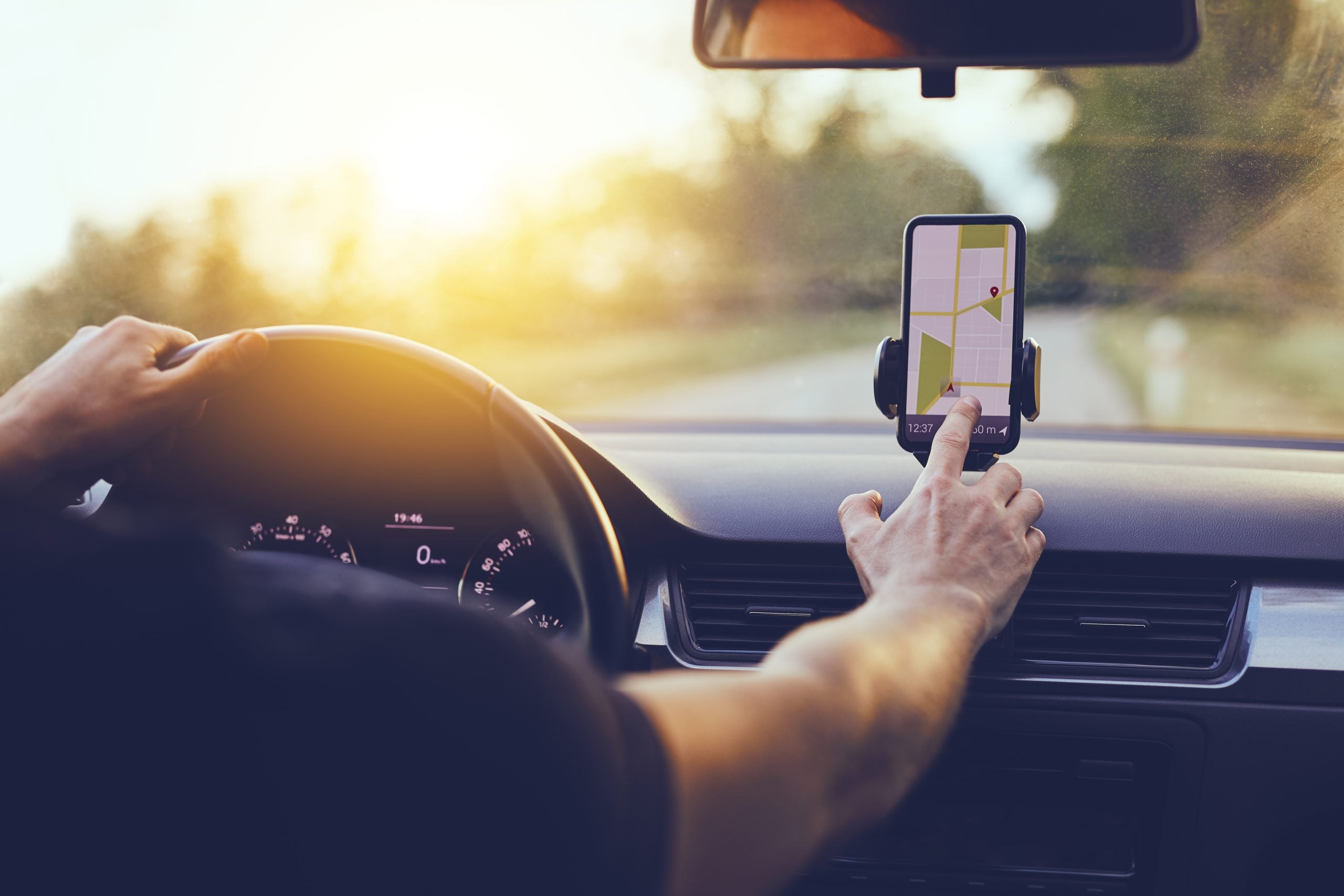 Motoristas de aplicativo podem ou não usar o celular ao volante?