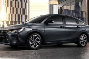 toyota yaris ativ 2023 cinza frente lateral