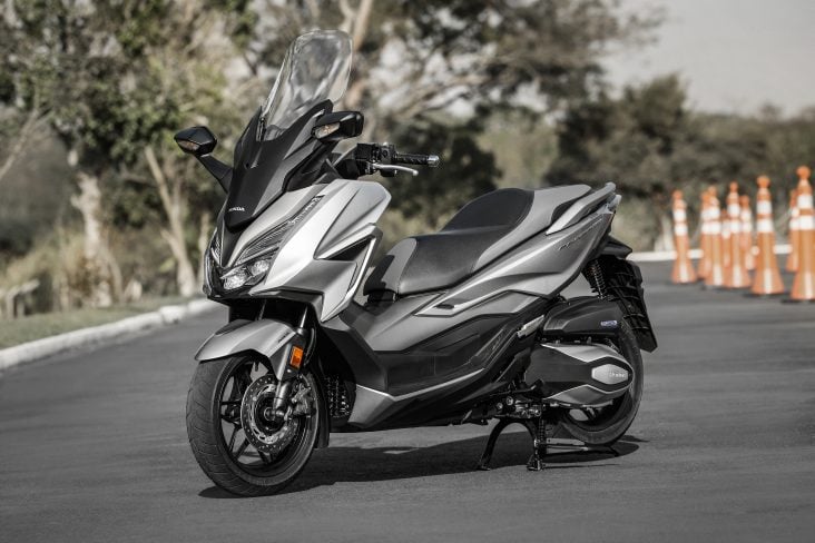 Honda Forza 350 no Brasil: já andamos com a nova scooter média; assista -  08/08/2022 - UOL Carros