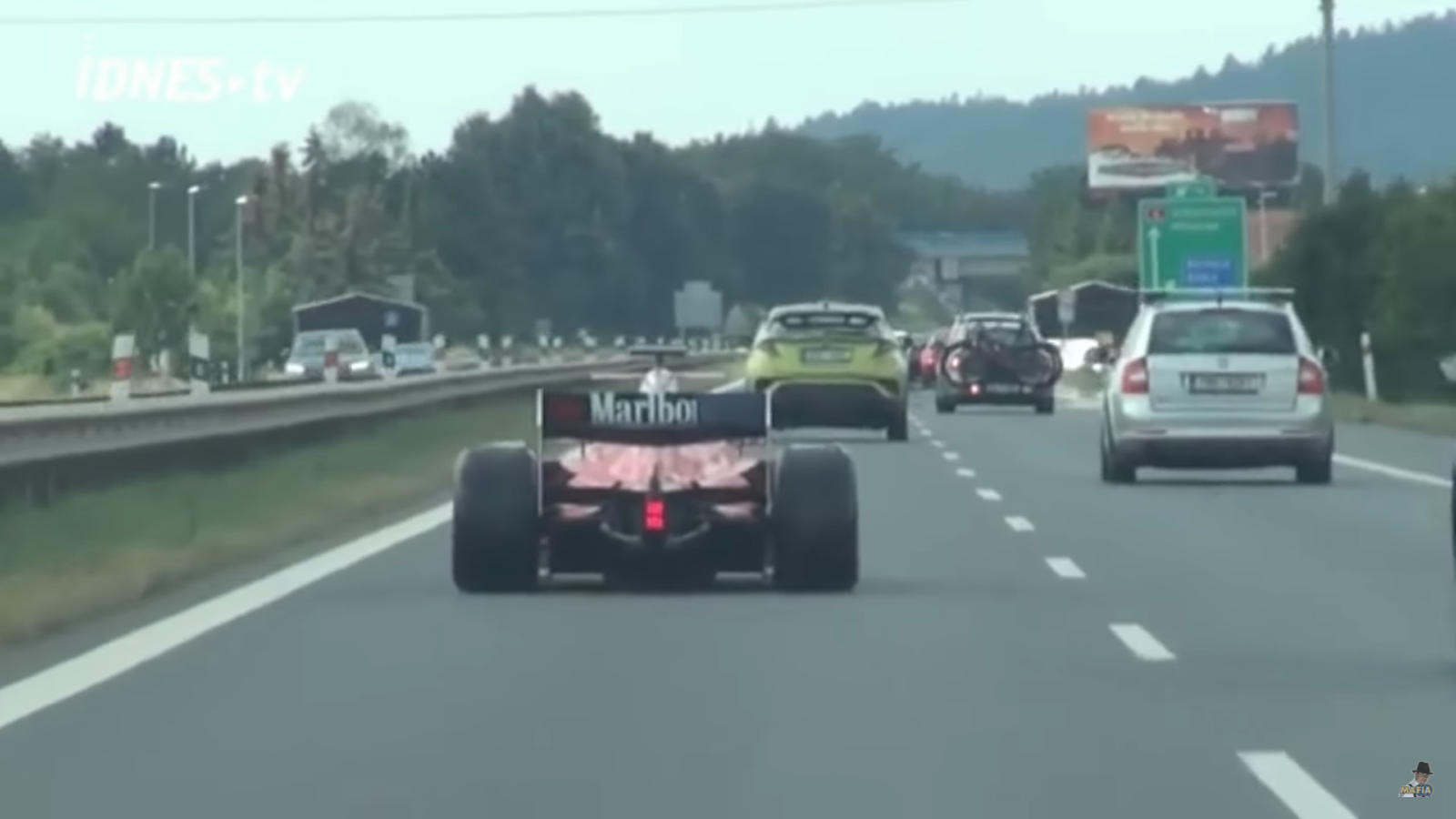 Um carro de corrida autorizado para andar na rua - tudoep