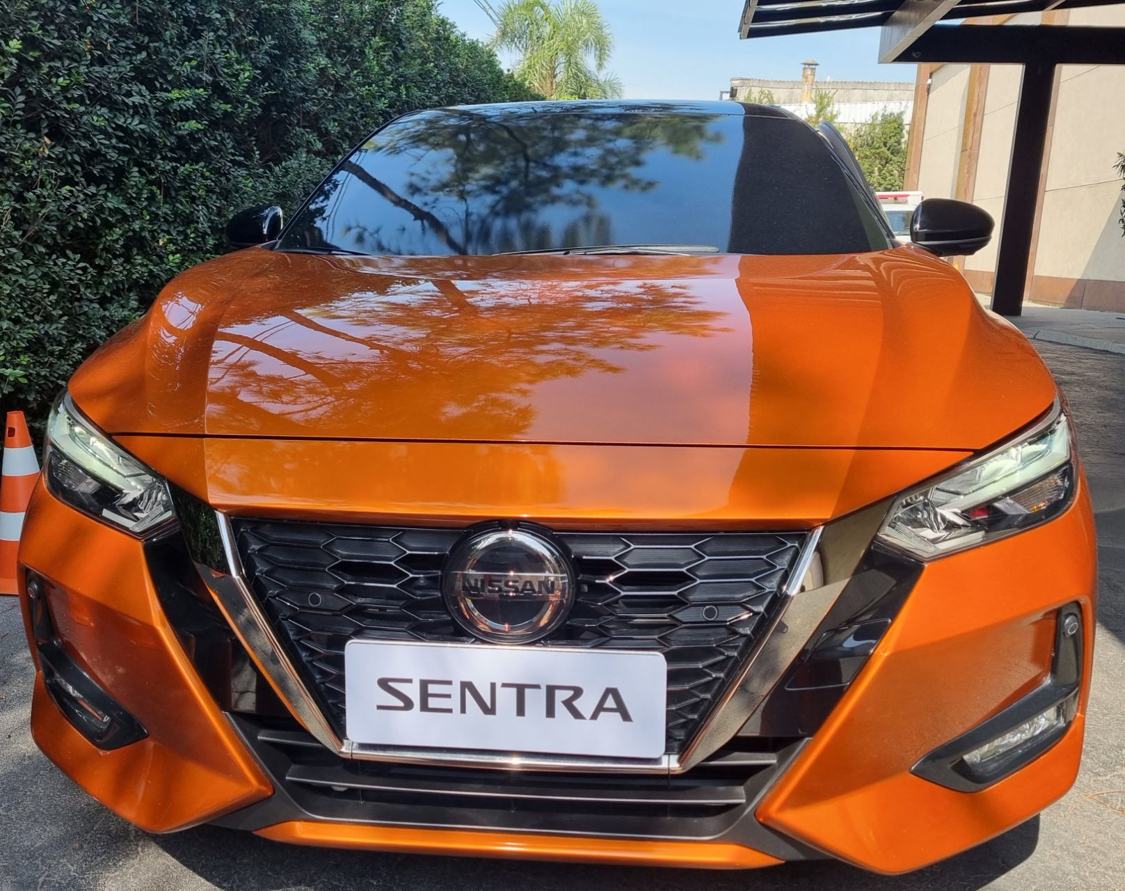 nissan sentra exclusive 2022 laranja dianteira parado