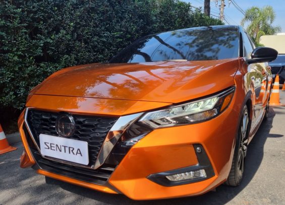 nissan sentra exclusive 2022 laranja frente parado