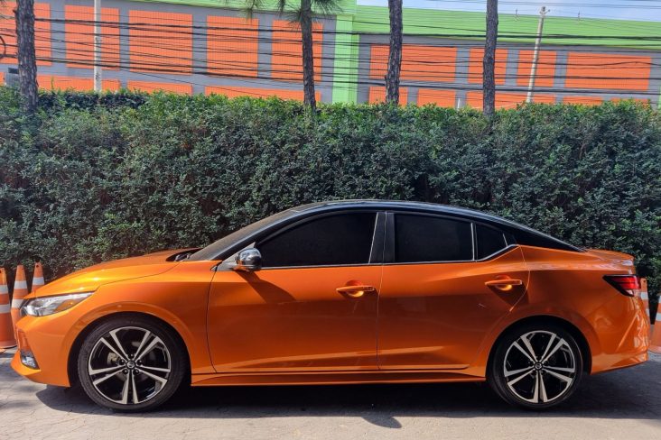 nissan sentra exclusive 2022 laranja lateral parado