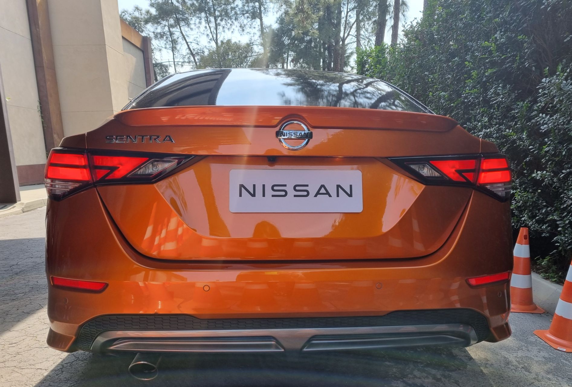 nissan sentra exclusive 2022 laranja traseira parado