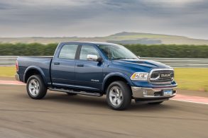 ram 1500 classic laramie azul escuro frente em movimento pista