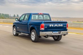 ram 1500 classic laramie azul escuro traseira em movimento pista