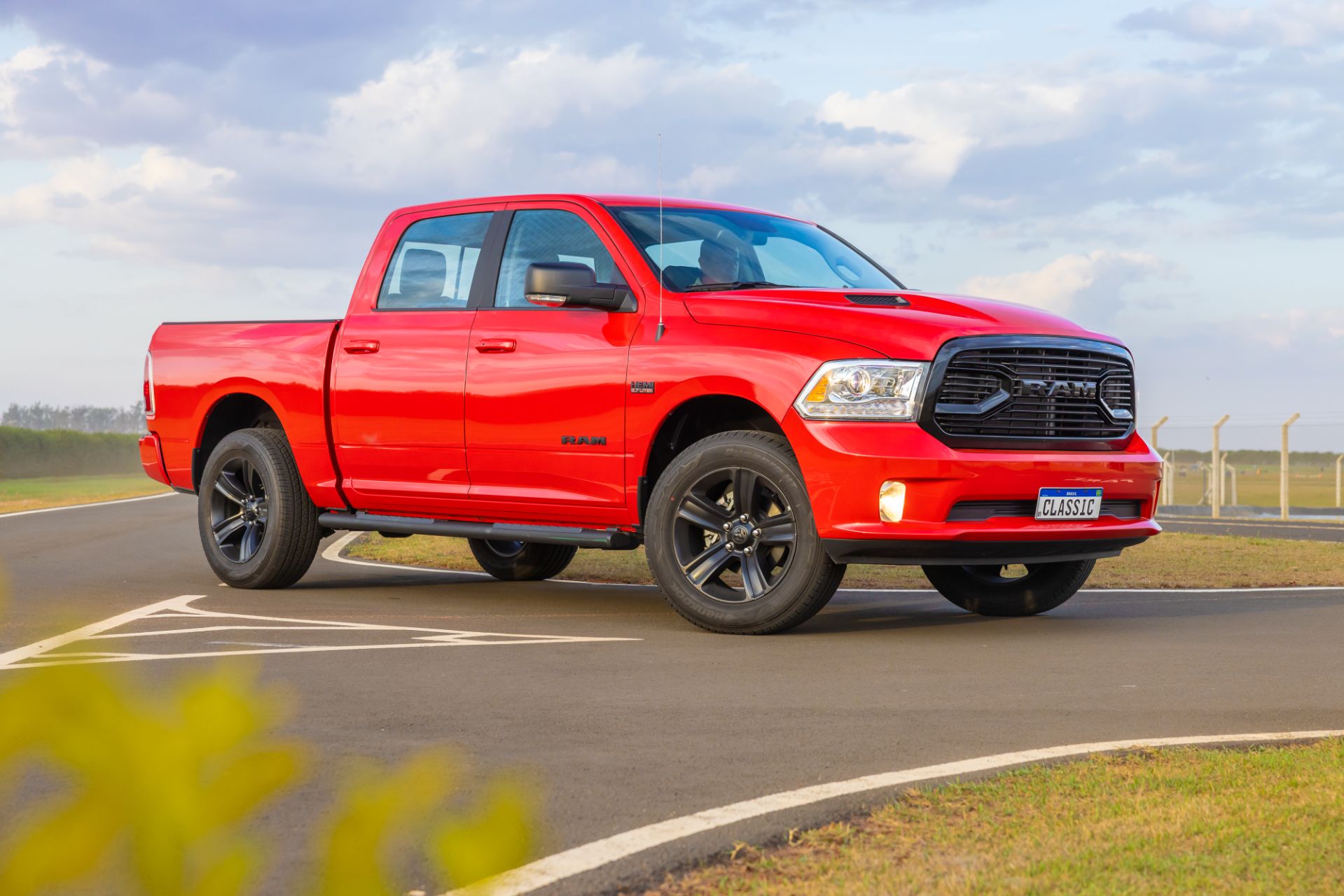 ram 1500 classic laramie night edition vermelha frente parada em pista